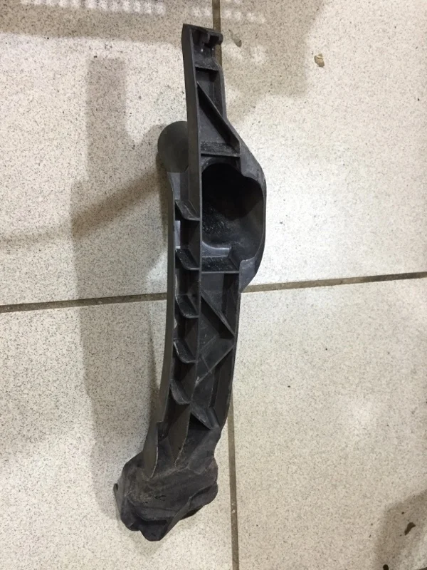 Крепление бампера Volkswagen Golf 5 2004 1K0807889A ХЭТЧБЕК 1.6 BAG, левое