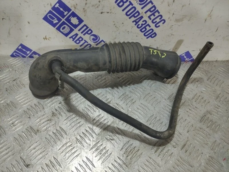 Патрубок воздушного фильтра Ford Fusion 2008 1329626 ХЭТЧБЕК 1.6 FYJA