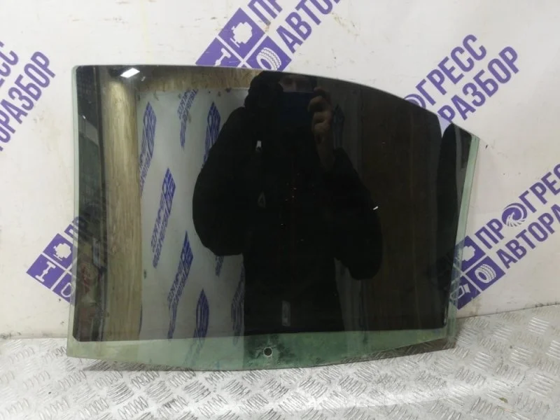 Стекло двери Ford Mondeo 3 2005 1303630 СЕДАН 1.8, заднее правое