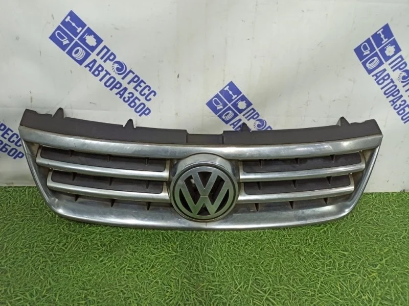 Решетка радиатора Volkswagen Touareg 2002 7L6853651B КРОССОВЕР 3.2 V6 БЕНЗИН