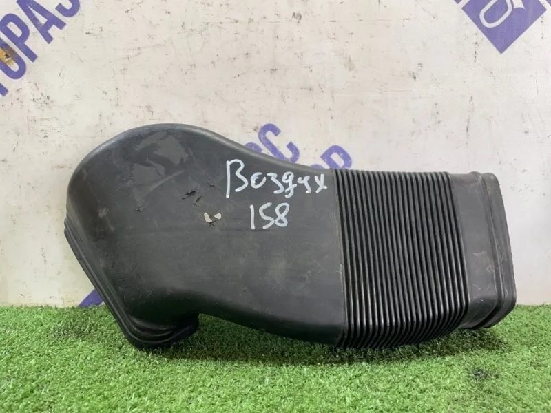 Патрубок воздушного фильтра Audi A6 1997 8D0129617E СЕДАН 2.8 ACK