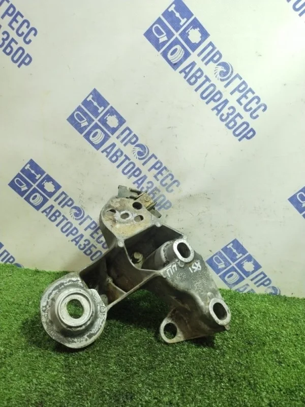 Кронштейн опоры двигателя Audi A6 1997 4B0199352A СЕДАН 2.8 ACK, передний правый