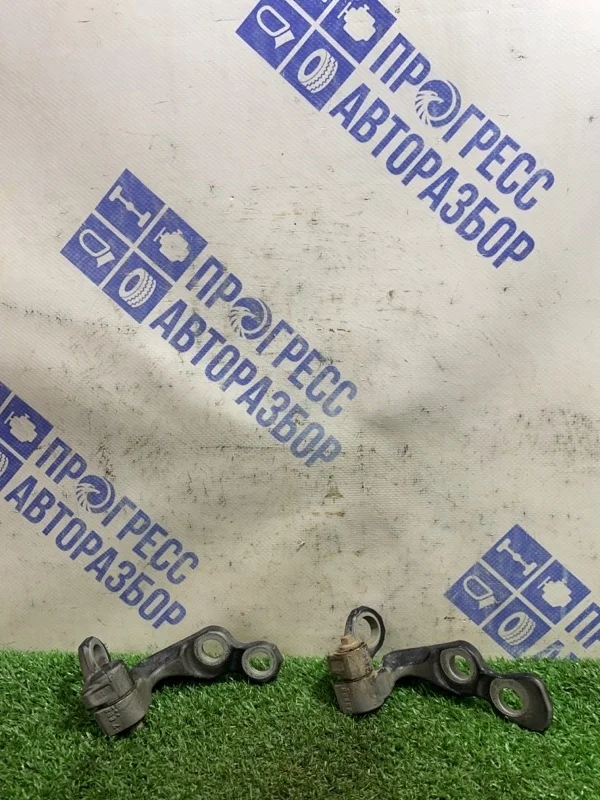 Петля двери Ford Focus 2 2006 5012179 ХЭТЧБЕК 1.6 HWDB, передняя правая