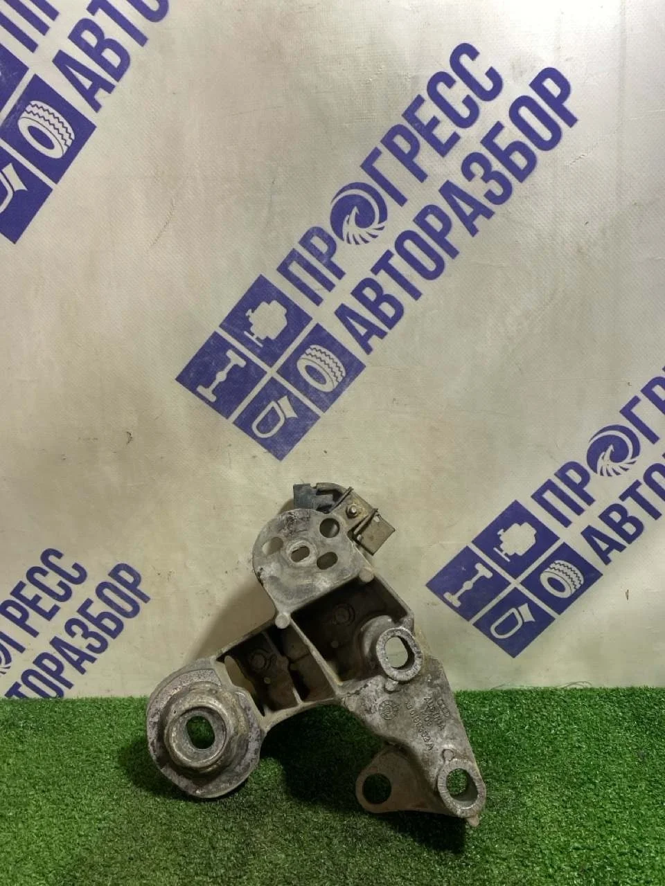 Кронштейн двигателя Audi A6 1998 4B0199352 СЕДАН 2.4 AGA, передний правый