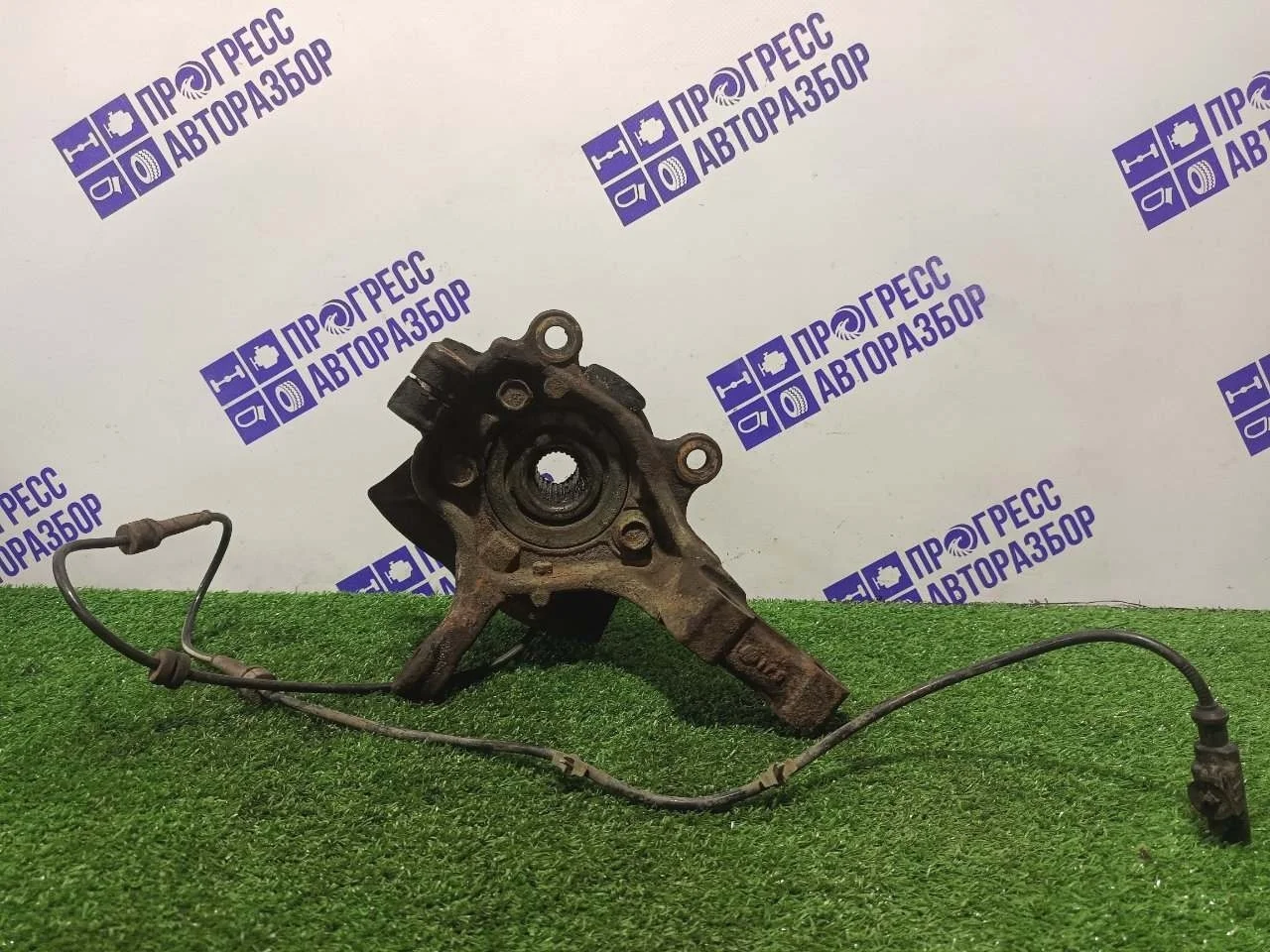 Поворотный кулак Nissan Tiida 2004 40014ED000 ХЭТЧБЕК HR15DE, передний правый