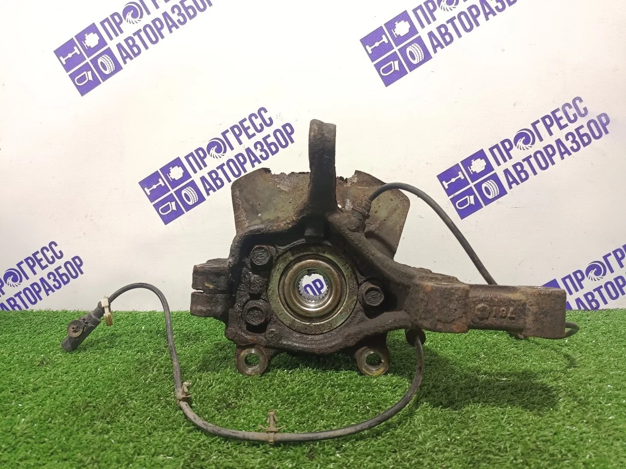 Поворотный кулак Nissan Tiida 2004 40015ED000 ХЭТЧБЕК HR15DE, передний левый