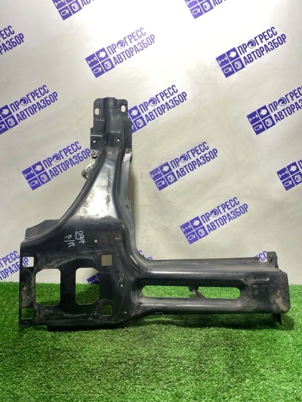 Передняя панель (Телевизор) Land Rover Range Rover Iii 2005 DHU000181 ВНЕДОРОЖНИК 4.4 M62B44, передняя правая
