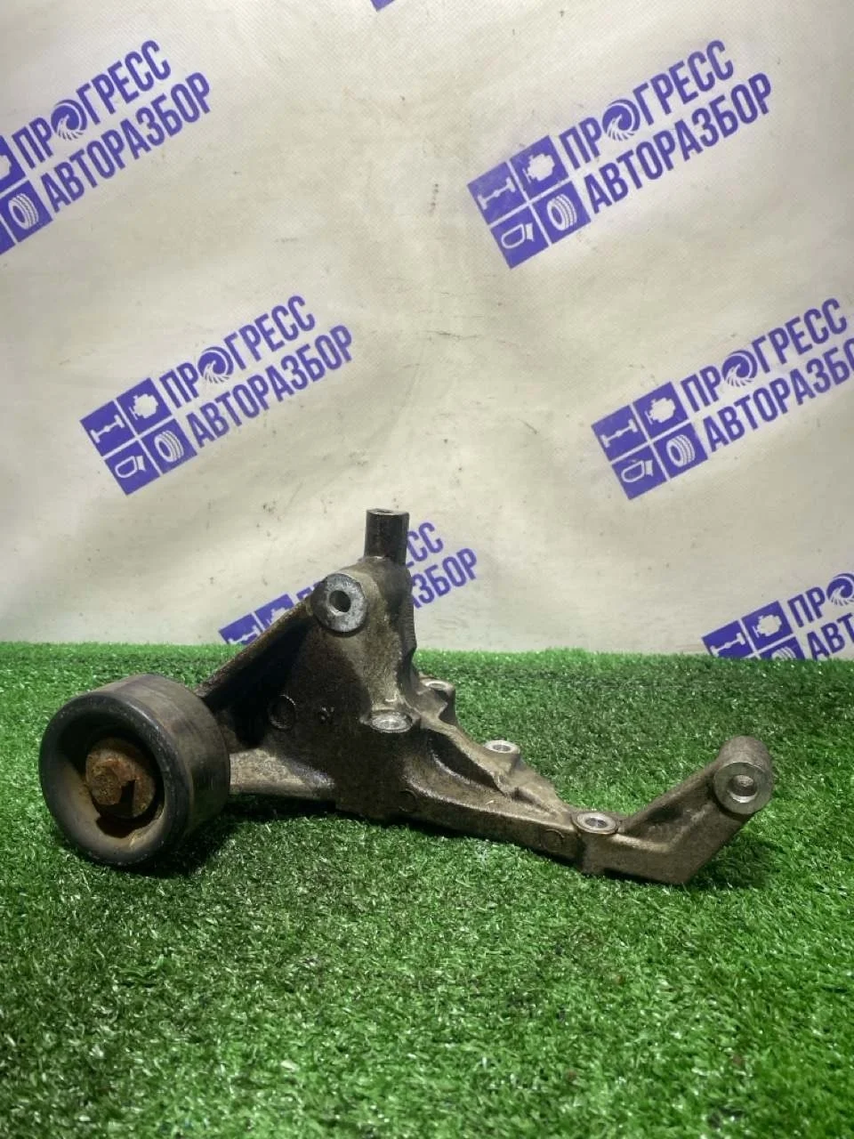 Кронштейн генератора Kia Sorento 2004 374724A000 ВНЕДОРОЖНИК 2.5 D4CB