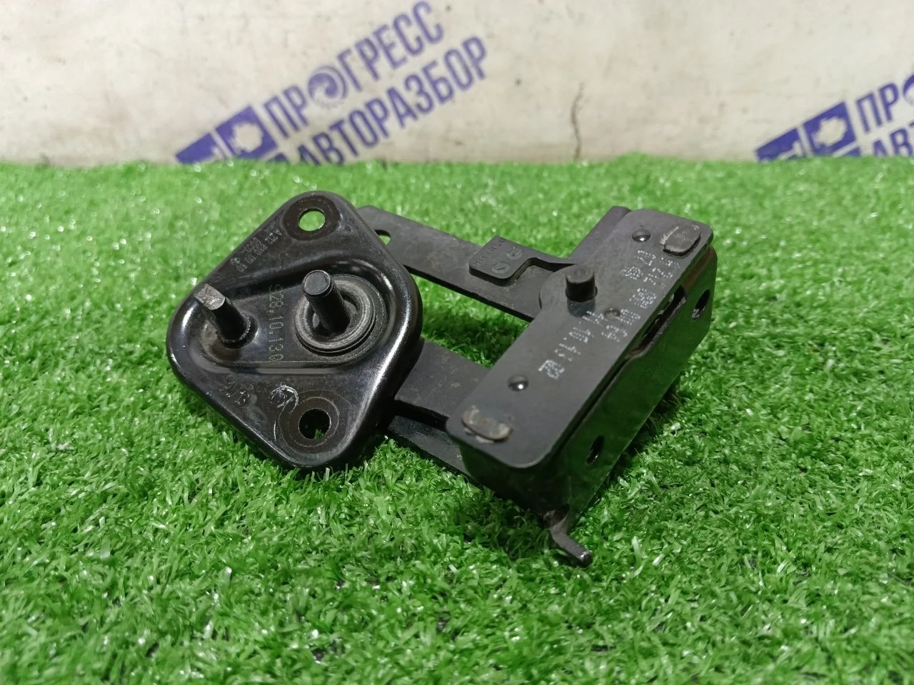 Крюк замка капота Mercedes-Benz W212 2013 A2128800064 2.0 274.920
