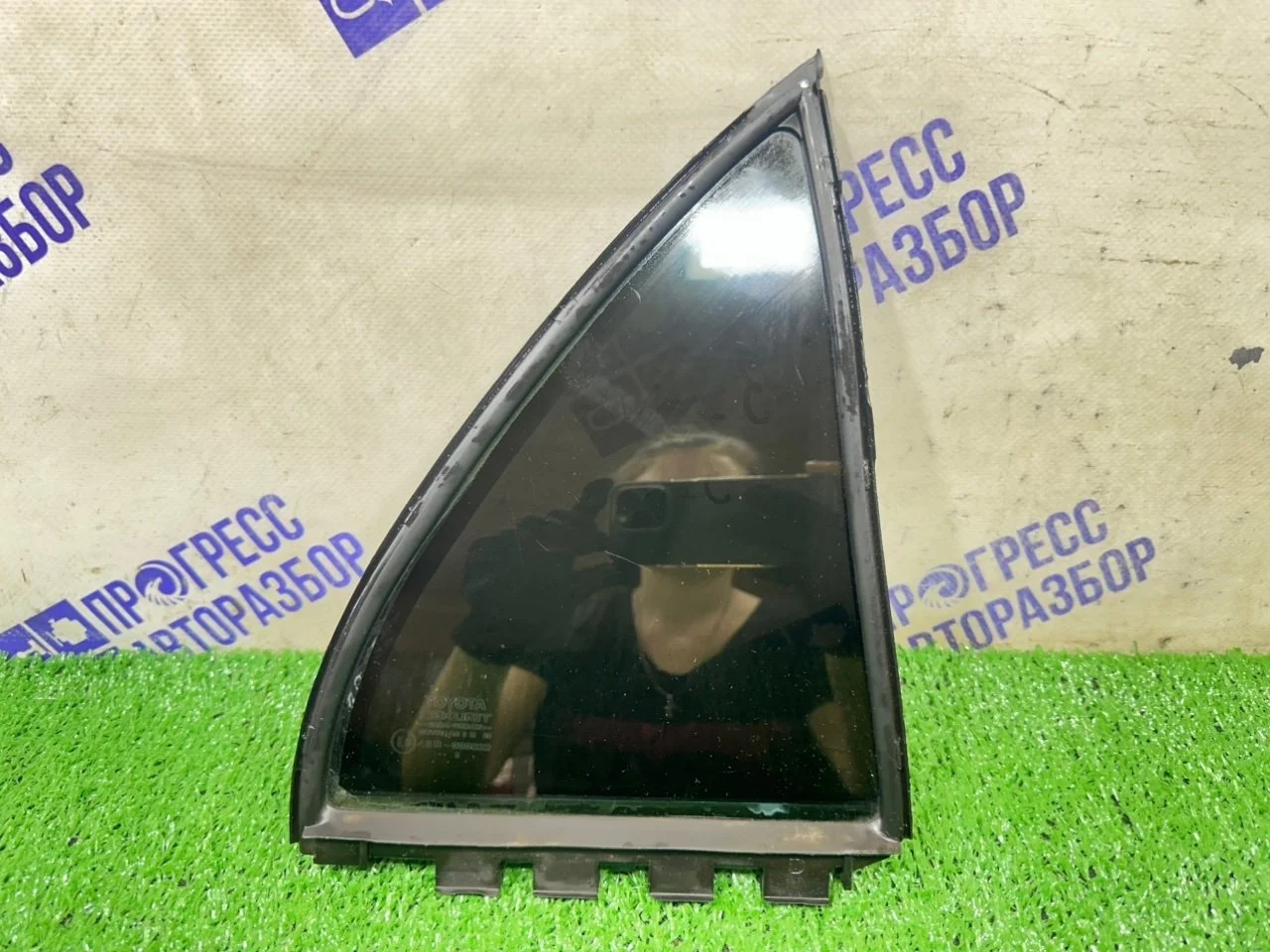 Стекло форточка боковое Toyota Corolla 2005 6812302060 СЕДАН 1.6 3ZZ, заднее правое