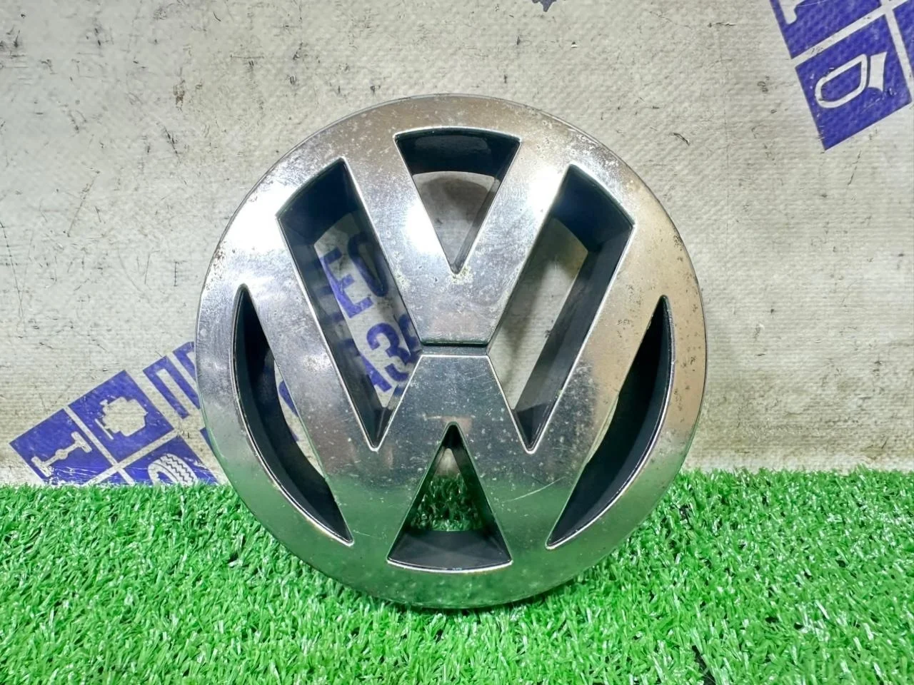 Эмблема Volkswagen Touareg 2004 7L6853601 КРОССОВЕР 4.2 AXQ