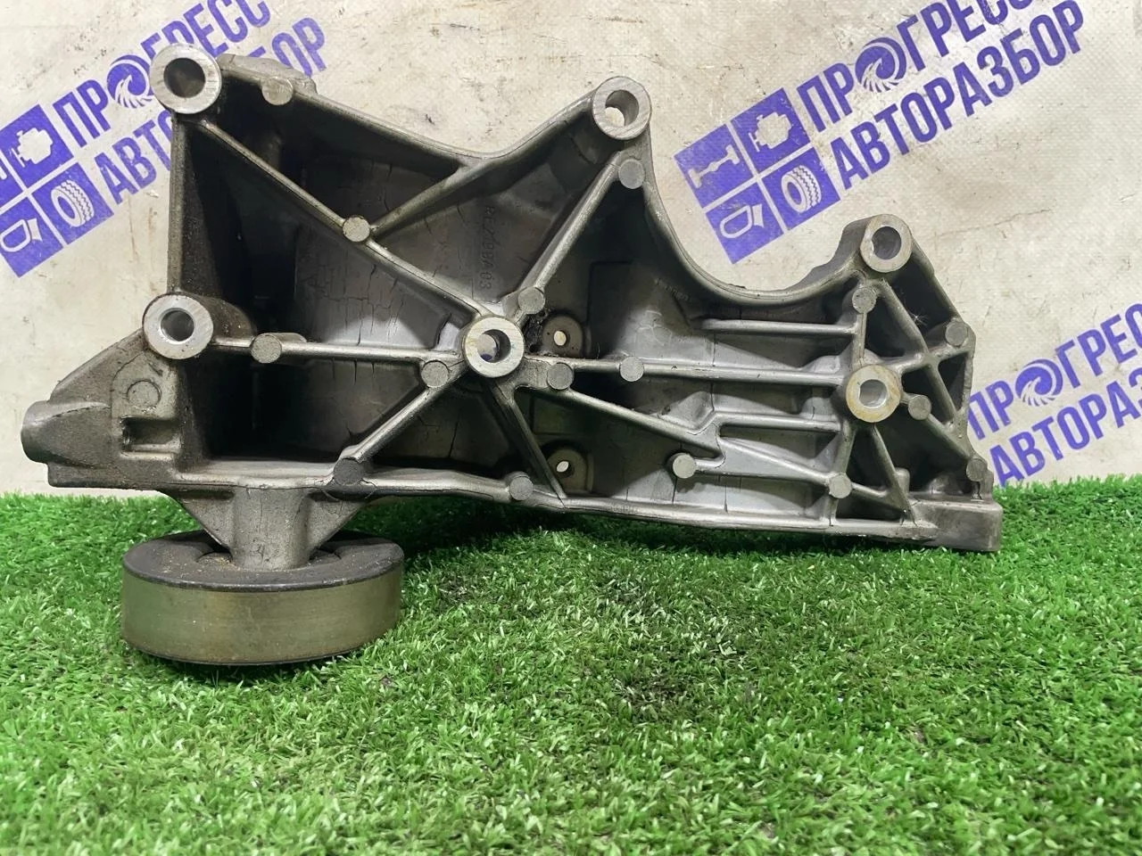 Кронштейн генератора Audi A4 B6 06D903143D 1.8 BFB