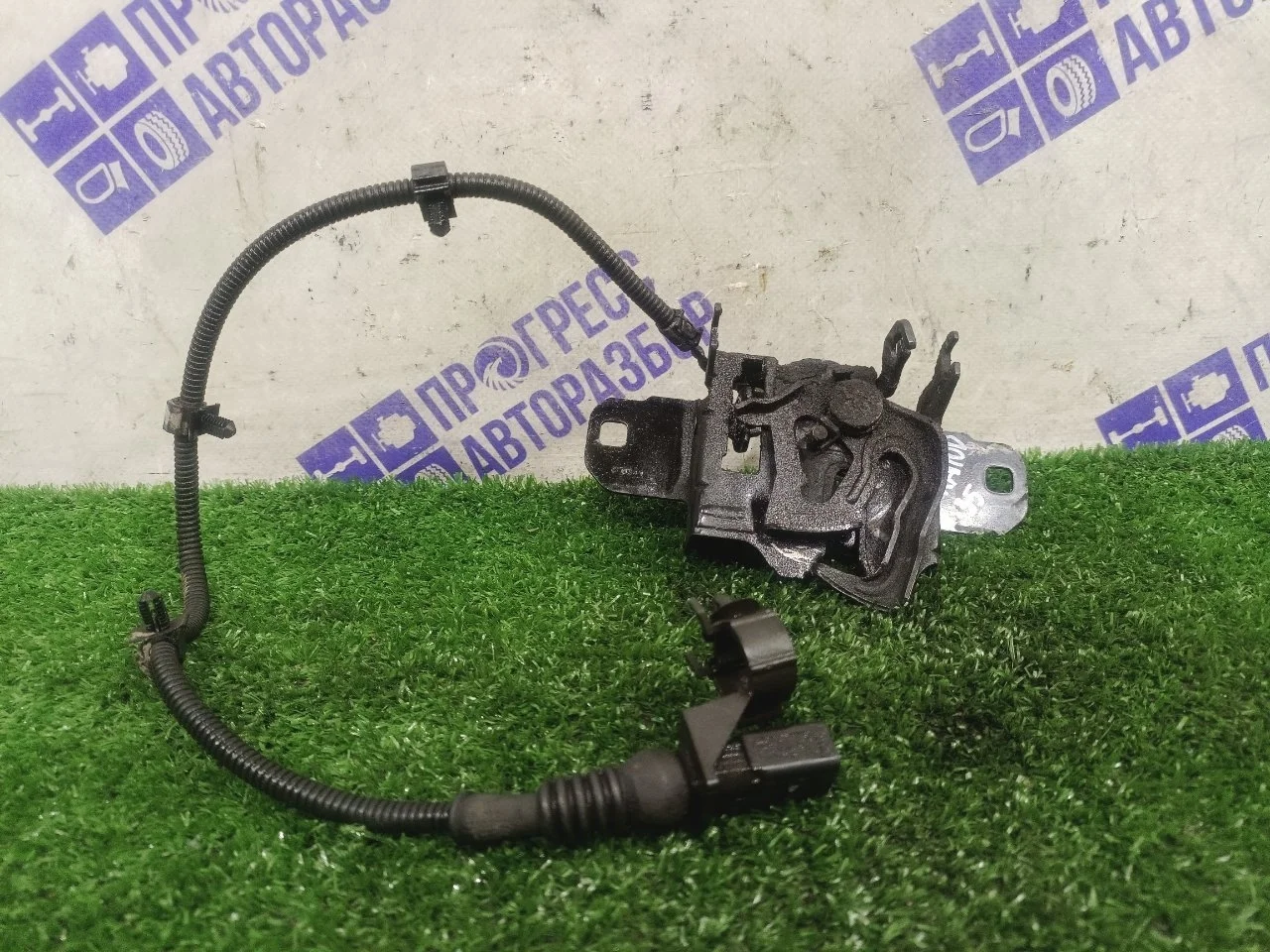 Замок капота Volkswagen Bora 2000 1J0823509E СЕДАН 1.6 APF