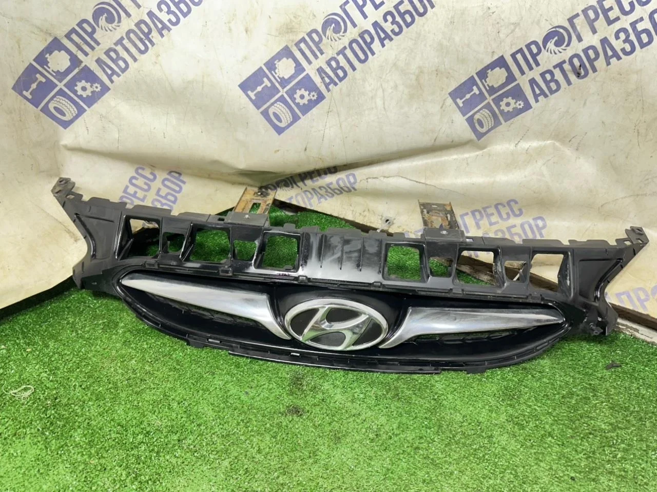 Решетка радиатора Hyundai Solaris 2012 863511R000 ХЭТЧБЕК 1.4 G4FA