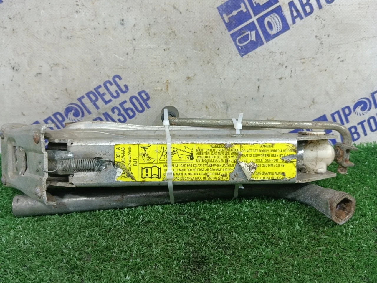 Домкрат Volkswagen Passat B5 2001 8L0011031A СЕДАН 1.8 AWM