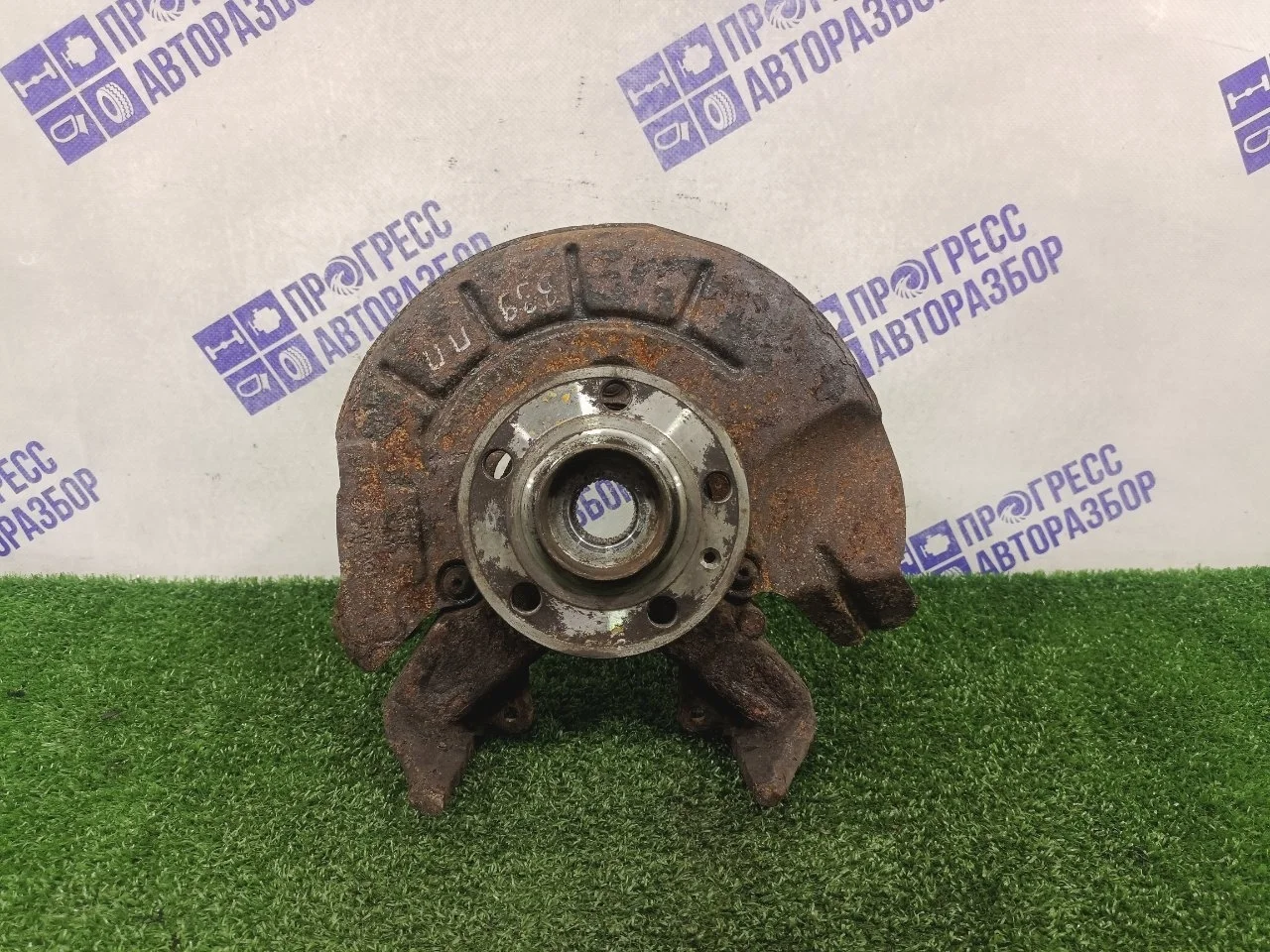 Поворотный кулак Skoda Fabia 2012 6Q0407256AC ХЭТЧБЕК 1.4 CGG, передний правый