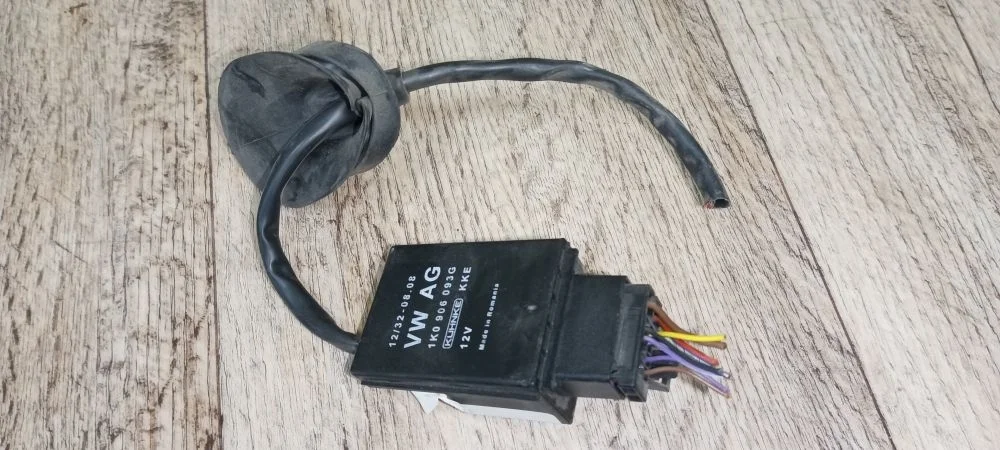 Реле электробензонасоса Volkswagen 1K0906093F Octavia II рестайлинг (2008—2013) 1Z3, 1Z5, 933, 162, 374, 3T4, 3T5, 5L7, 677, 5J7, 542, 545, 572