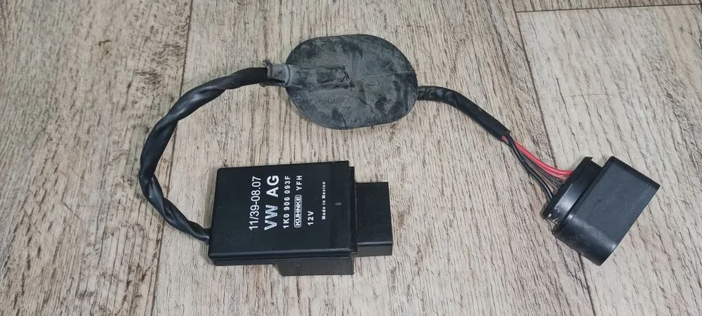 Реле электробензонасоса Volkswagen 1K0906093F Octavia II рестайлинг (2008—2013) 1Z3, 1Z5, 933, 162, 374, 3T4, 3T5, 5L7, 677, 5J7, 542, 545, 572
