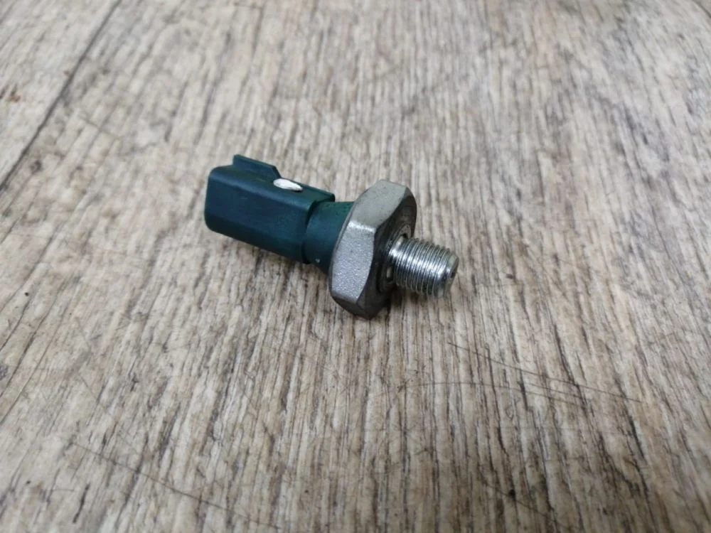 Датчик давления масла Volkswagen Golf Mk6 (2008—2012) Golf Mk6 (2008—2012)