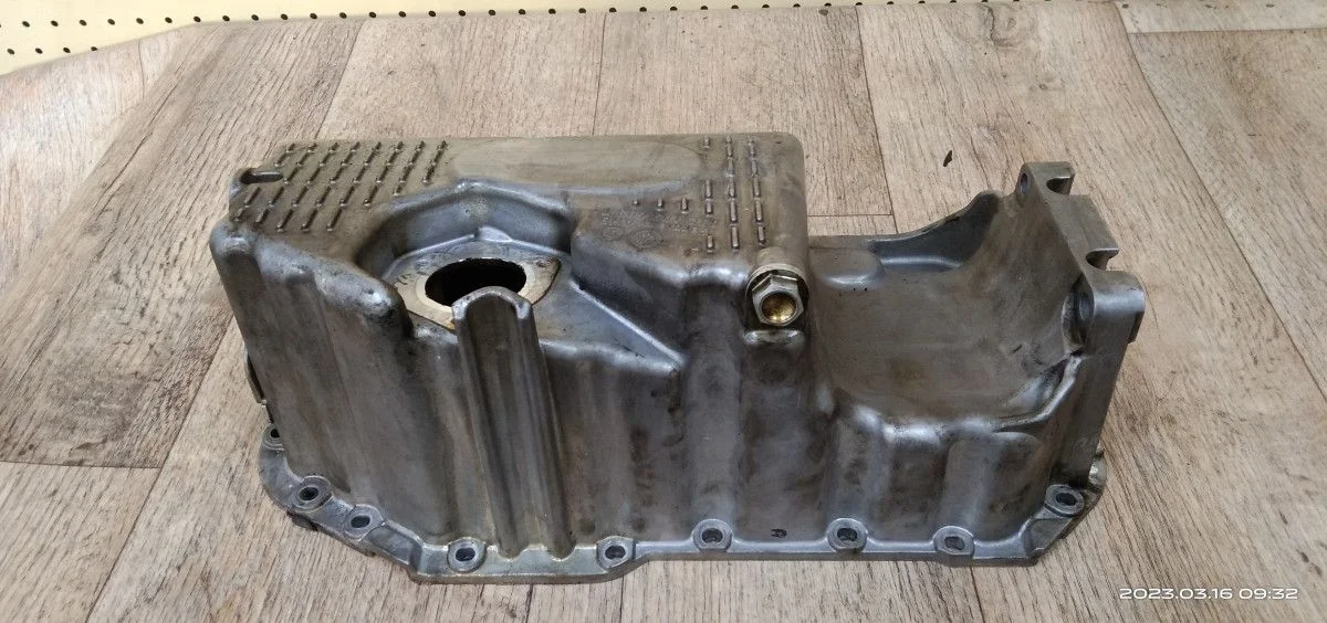 Поддон масляный Volkswagen 1.4tsi CAXA CAV Jetta VI (2010—2015) 3C2, 3C5, 6J1, 6J5, 6J8, 1F7, 1F8, 5P1, 5P5, 5P8, 163, 1K2, AV2, AV3, AY2, 1P1, 3T4, 3T5, 521, 5M1, 138, 8P1, 8PA, 542, 545, 572, 5P2, KG3, 1Z3, 1Z5, 933, 357, NH1, NH3, 1T2, 1K1, AJ5, 5L6, 5L7, 676, 677, 5C2, 5C7, 5C8, 8X1, 8XA, 8P7, 8PAXW, 8PAXX