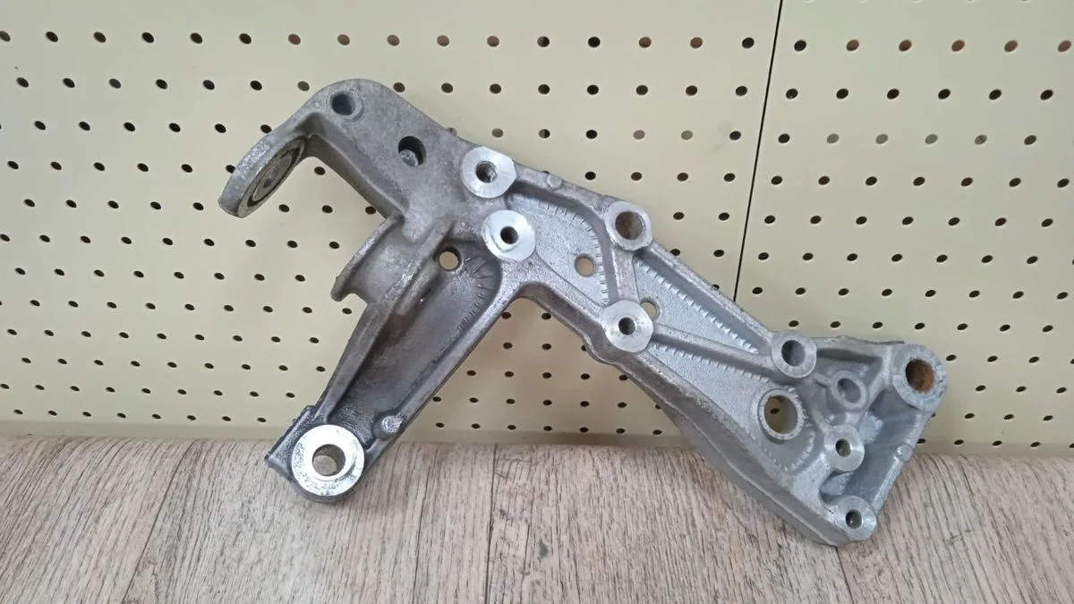 Кронштейн переднего рычага VW Skoda Audi Golf Mk6 (2008—2012) 5K1