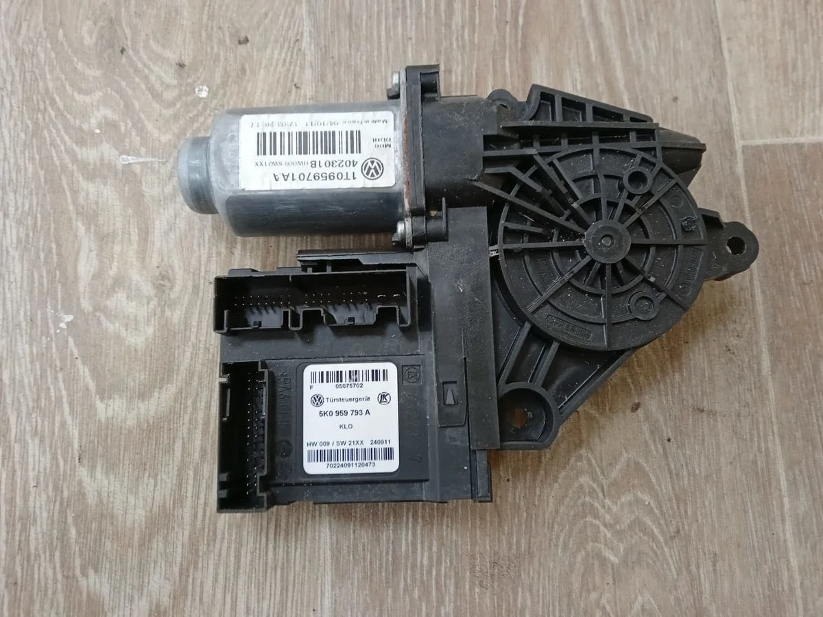 Моторчик стеклоподъемника Volkswagen Passat CC B6 (2008—2012) Passat CC B6 (2008—2012) 358