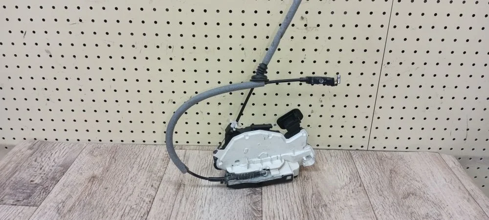 Замок двери передней Volkswagen Jetta VI (2010—2015) Jetta VI (2010—2015) 5L