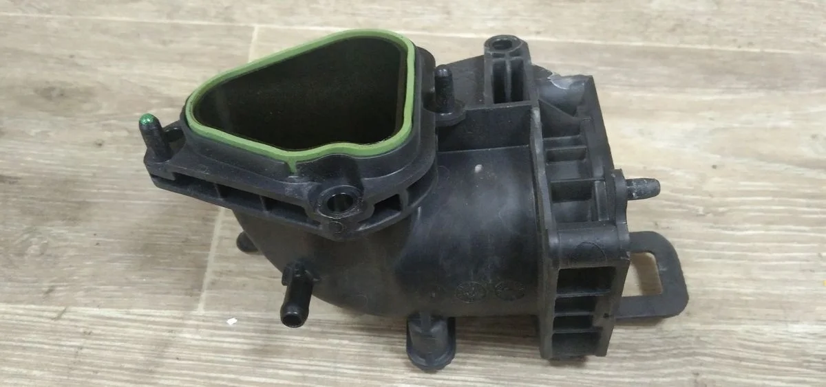 Воздуховод Volkswagen Tiguan I (2007—2011) Tiguan I (2007—2011) 6J1, 6J5, 6J8, 1F7, 1F8, 357, 163, AV2, AV3, AY2, AJ5, 521, 138, 5C2, 5C7, 5C8, 8X1, 8XA, 710, 542, 545, 572