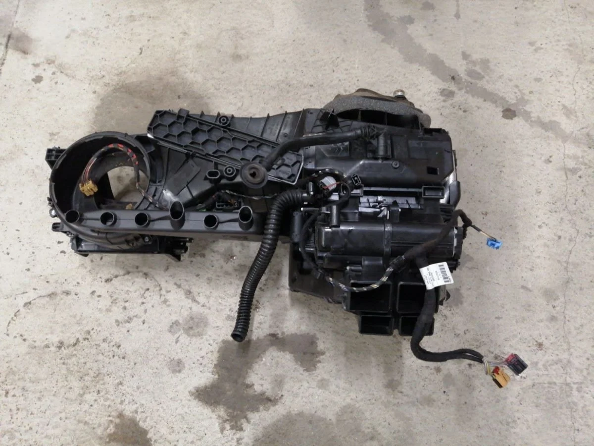 Корпус отопителя Skoda Octavia II рестайлинг (2008—2013) Octavia II рестайлинг (2008—2013) 2CA, 2CB, 2CH, 2CJ, 2KA, 2KB, 2KH, 2KJ, SAA, SAB, SAH, SAJ, 1F7, 1F8, 1P1, 162, 163, 1K2, AV2, AV3, 137, 138, 710, 5N2, 8UB, 8UG, 7N1, 7N2, 358, 1Z3, 1Z5, 913, 933, 1T1, 1T2, 1T3, 1K1, 1K5, 517, 5K1, AJ5, 5L6, 5L7, 676, 677