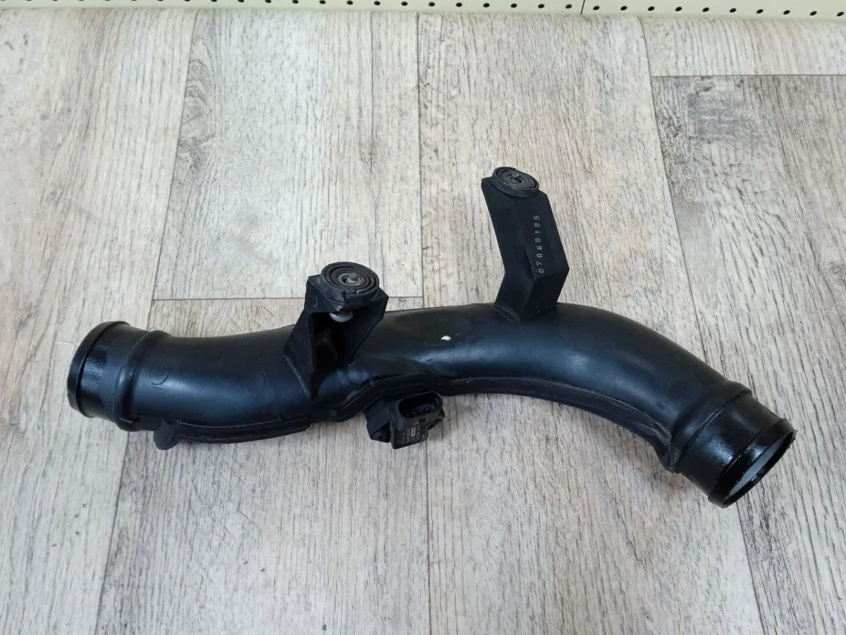 Патрубок интеркулера Volkswagen Passat B7 (2010—2015) Passat B7 (2010—2015) 1F7, 1F8, 5P1, 5P5, 5P8, 1K2, 1P1, 374, 3T4, 3T5, 138, 8J3, 8J9, 8P1, 8PA, 710, 357, 1Z3, 1Z5, 913, 933, AJ5, 0Y7, 5L6, 5L7, 676, 677, 5C7, 8P7, 8PAXW, 8PAXX