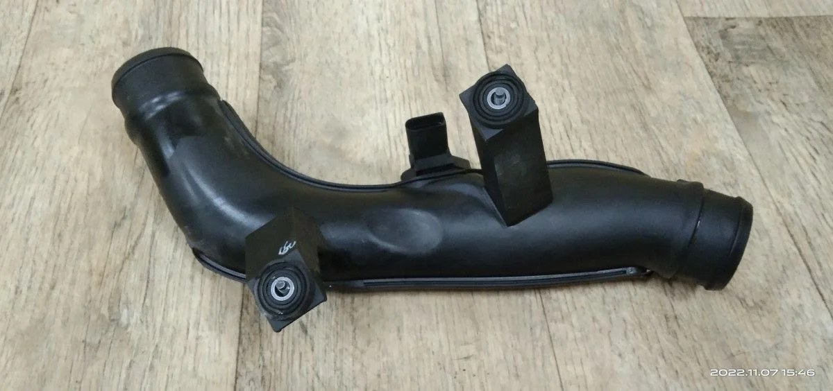 Патрубок интеркулера Volkswagen Tiguan I (2007—2011) Tiguan I (2007—2011) 3C2, 3C5, 1F7, 5P1, 5P5, 1K2, 1P1, 3T4, 3T5, 8J3, 8J9, 8P1, 8PA, 5P2, 1Z3, 1Z5, 933, 357, AJ5, 5L7, 677, 8P7, 8PAXW, 8PAXX