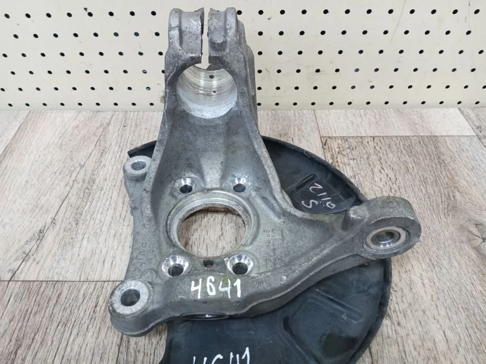 Кулак поворотный передний Volkswagen Passat B7 (2010—2015) Passat B7 (2010—2015) 362, 365, 3C2, 3C5, 357, 358, 1P1, 8P1, 8PA, 710, 8PAXW, 8PAXX, 7N1, 7N2
