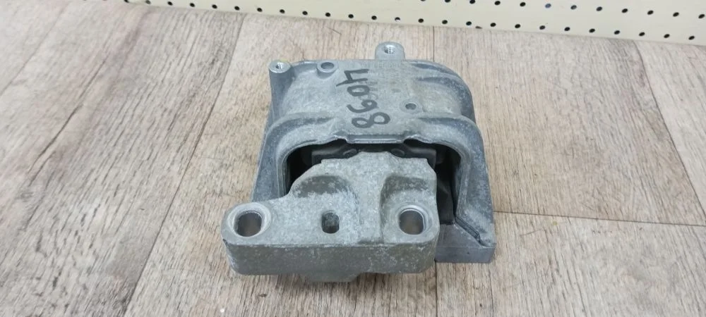 Опора двигателя Volkswagen Golf Mk6 (2008—2012) Golf Mk6 (2008—2012) 3C2, 3C5, 2KA, 2KB, 2KH, 2KJ, 1F7, 5P1, 5P5, 5P8, 163, 1K2, AV2, AV3, 1P1, 3T4, 3T5, 521, 8P1, 8PA, 1Z3, 1Z5, 913, 1T1, 1T2, 5L6, 5L7, 676, 677, 1K1, 1K5, 5K1, AJ5, 5C2, 5C8, 8PAXW, 8PAXX