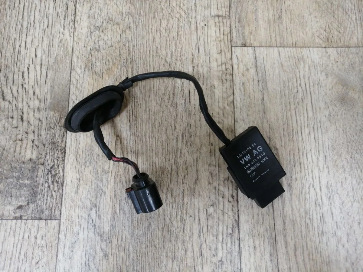Реле электробензонасоса Volkswagen 1K0906093F Octavia II рестайлинг (2008—2013) 1Z3, 1Z5, 933, 162, 374, 3T4, 3T5, 5L7, 677, 5J7, 542, 545, 572