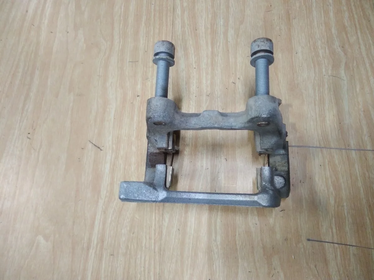 Скоба суппорта Volkswagen Tiguan I (2007—2011) Tiguan I (2007—2011) 362, 365, 3C2, 3C5, 357, 358, 5P1, 710, 7N1, 5N2