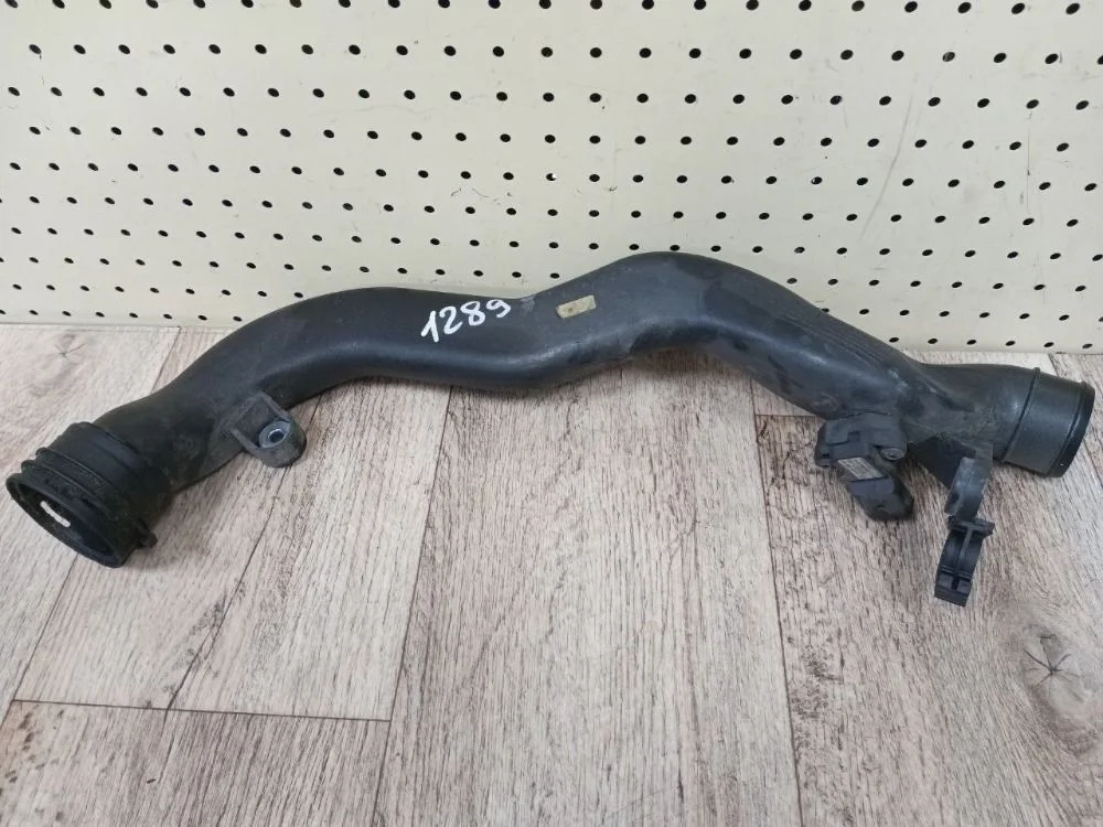 Патрубок интеркулера VW 1.4tsi CAV CTHA Tiguan I рестайлинг (2011—2019) 1F7, 1F8, 163, AV2, AV3, AY2, AJ5, 521, 138, 5C2, 5C7, 5C8, 710