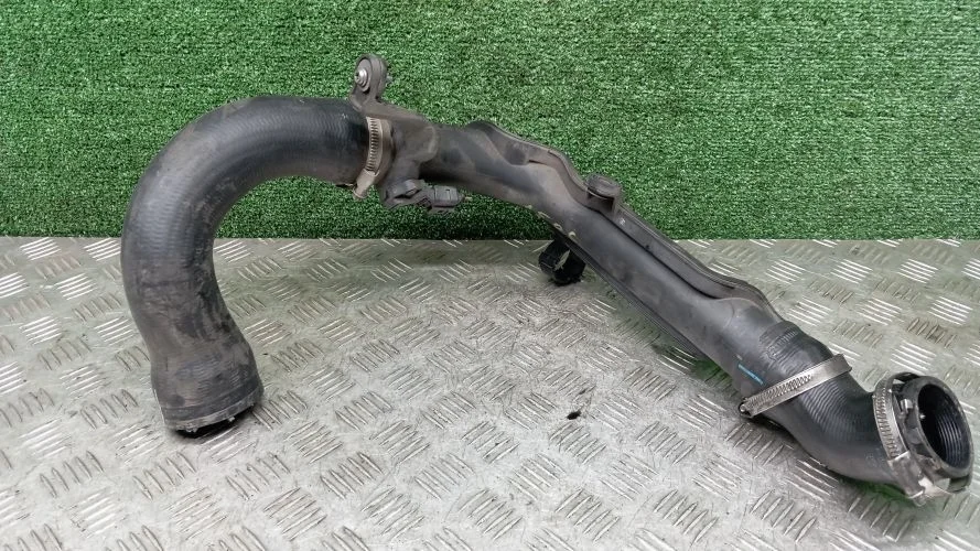 патрубок интеркулера Volkswagen CFF,CFFB 5N1,A32,B7 Volkswagen Tiguan,Passat CFF,CFFB 5N1,A32,B7 1K0145770AE
