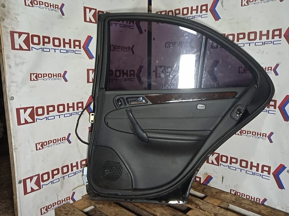 Дверь задняя правая Б/У мелкая царапина