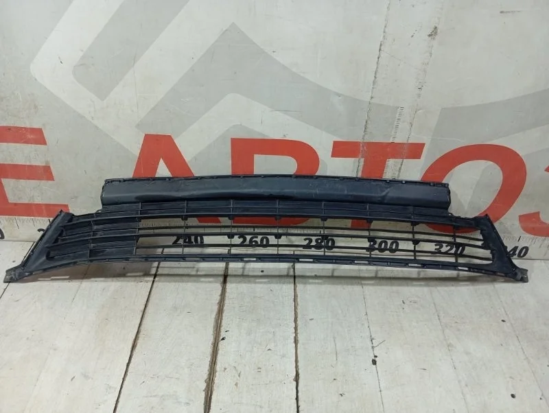 Решетка бампера передняя Toyota Rav 4 XA 40