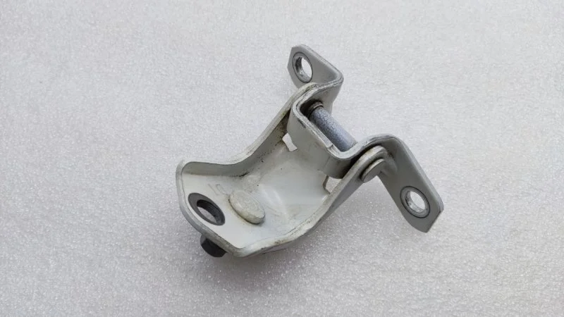 Петля двери Mazda 3 2011 BL