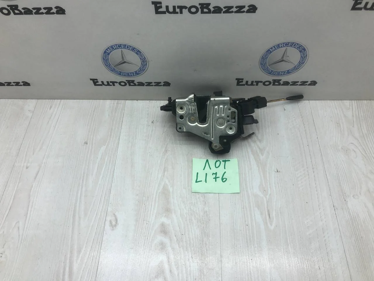 Замок двери передней правой Mercedes W202