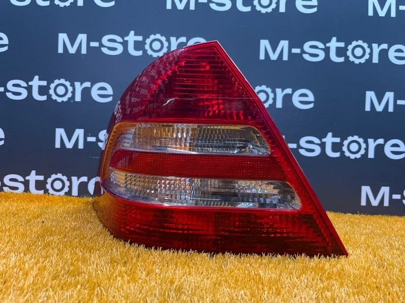 Фонарь задний Mercedes-Benz - Class W203