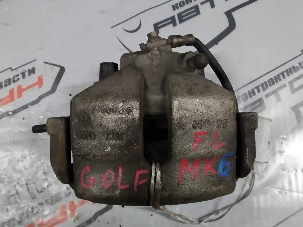 СУППОРТ В СБОРЕ AUDI VOLKSWAGEN SEAT SKODA ... ROOMSTER SUPERB TOLEDO TOURAN TT YETI ... 8XK AJ5 B6 B7 MK5 MK6 581 ПЕРЕДНИЙ ЛЕВЫЙ 2WD 4WD СКОБА 801 1K0615123E