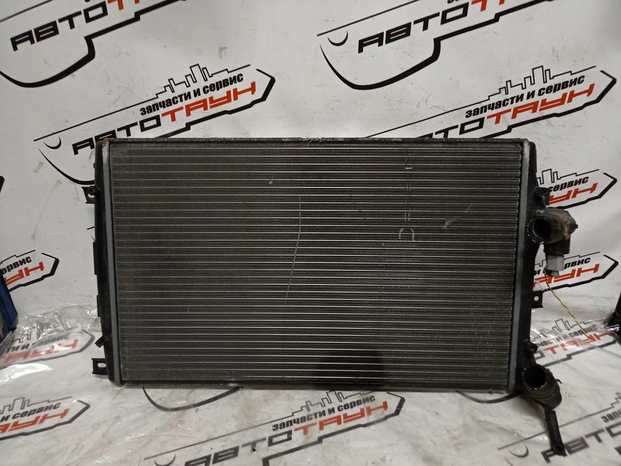 РАДИАТОР ДВИГАТЕЛЯ AUDI VOLKSWAGEN SEAT SKODA ... CGGB CHGA CMXA CWVA ... PASSAT TOLEDO TOURAN YETI ... 8PA AJ5 B6 MK5 БЕЗ ДИФФУЗОРА 1K0121251AT XA1923Z