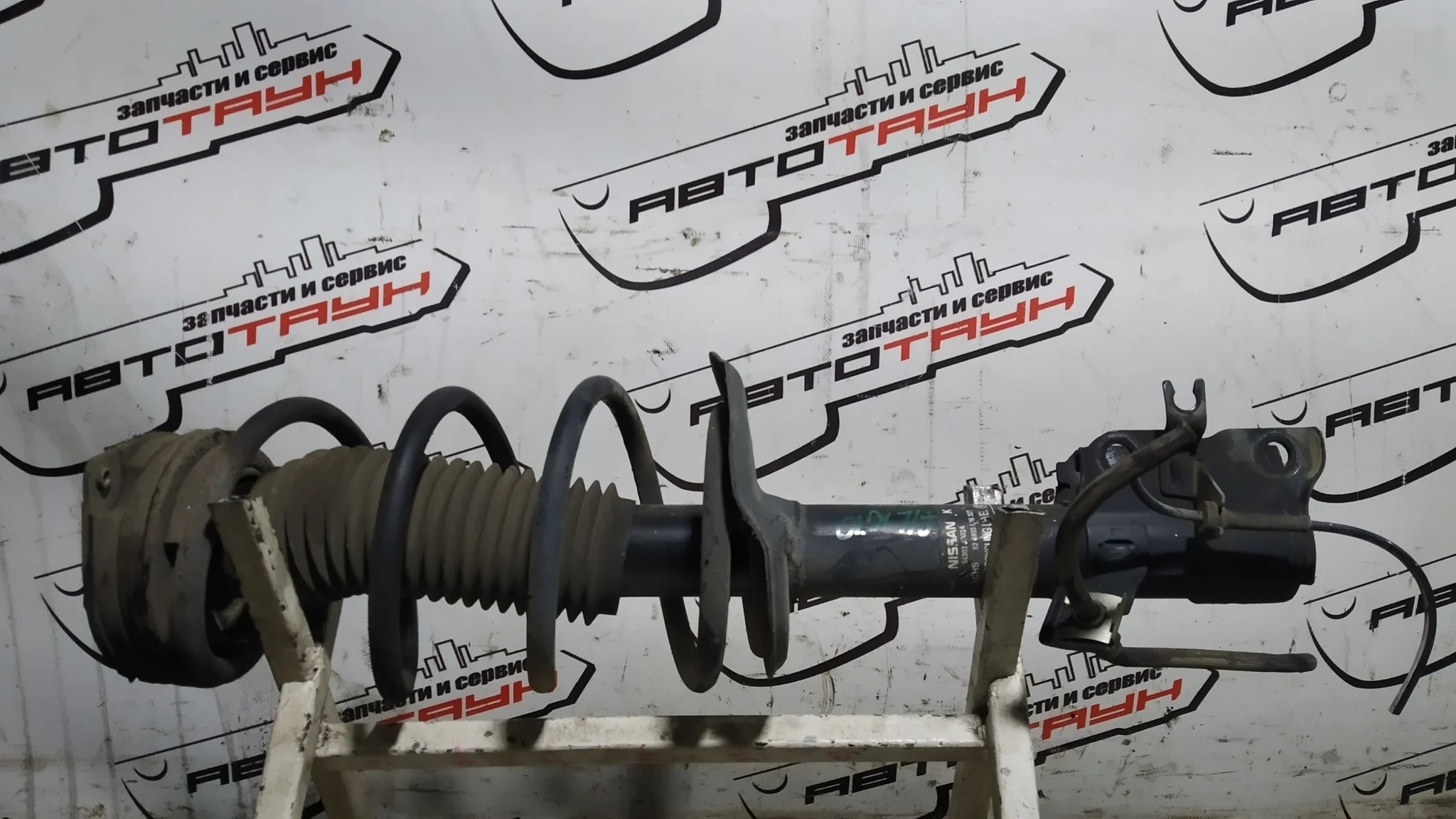 СТОЙКА ХОДОВКИ NISSAN RENAULT DUALIS KOLEOS QASHQAI QASHQAI+2 X-TRAIL DNT31 HY J10 J10E JJ10E KJ10 KNJ10 NJ10 NT31 T31 TNT31 ПЕРЕДНЯЯ ЛЕВАЯ E4303JG01A 2WD 4WD NA6759