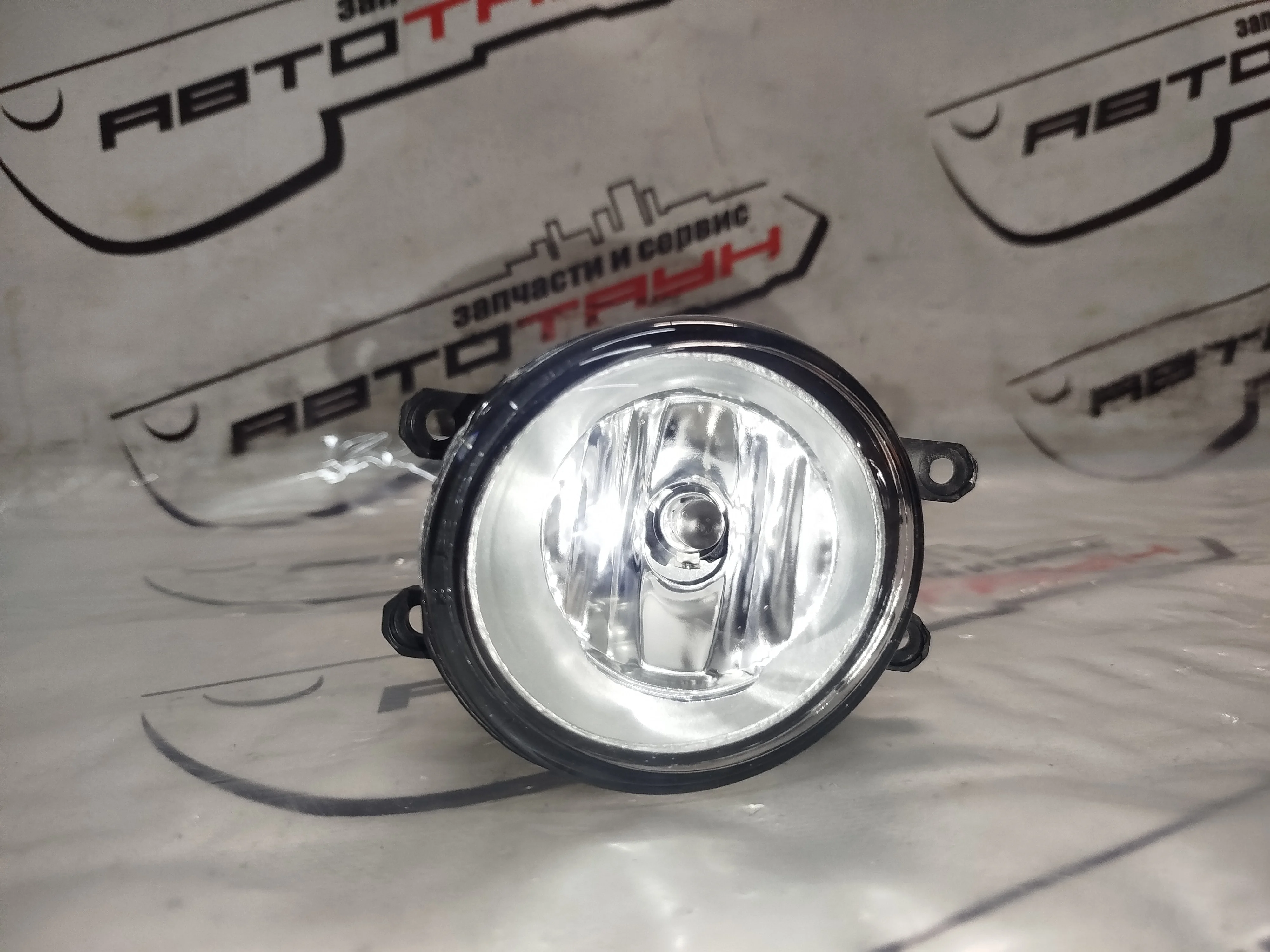 ТУМАНКА TOYOTA DAIHATSU SUBARU LEXUS ... VERSO VITZ VOXY WISH YARIS ... ZVW35 ZVW40W ZVW41W ZZT250 ZZT251 04709 ПРАВАЯ БЕЛАЯ НОВАЯ 812100D041 D139