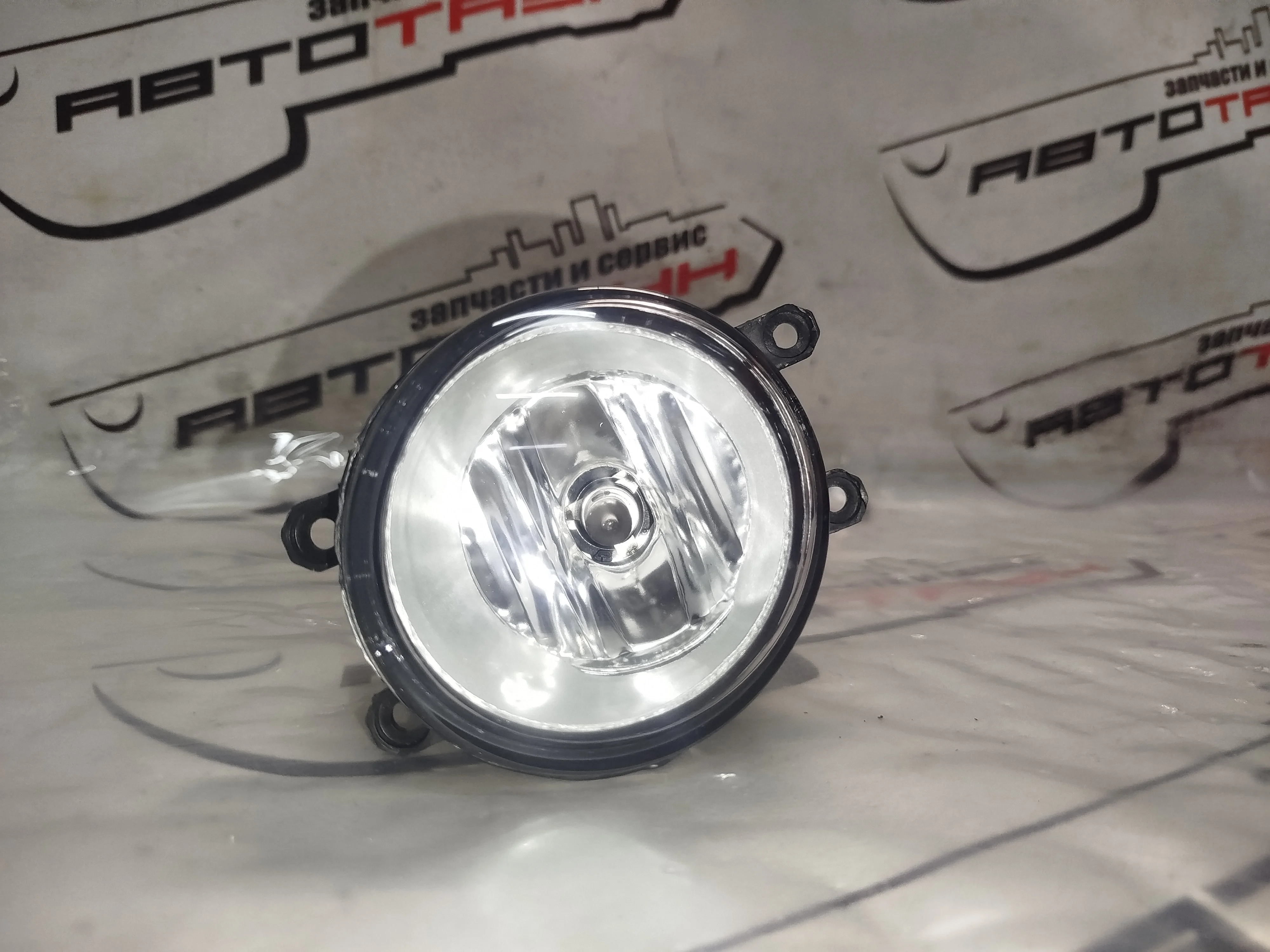ТУМАНКА TOYOTA DAIHATSU SUBARU LEXUS ... VERSO VITZ VOXY WISH YARIS ... ZVW35 ZVW40W ZVW41W ZZT250 ZZT251 04709 ПРАВАЯ БЕЛАЯ НОВАЯ 812100D041 D136