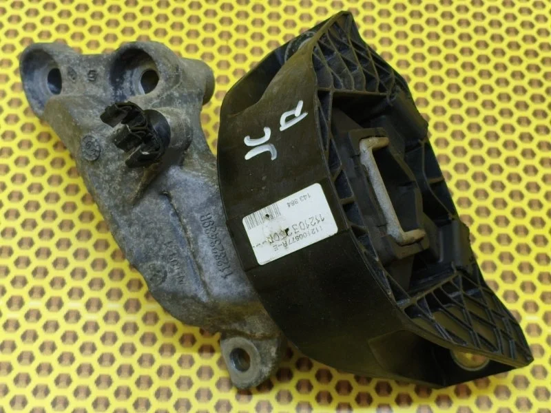 Опора двигателя правая Renault Arkana JC H4M 440
