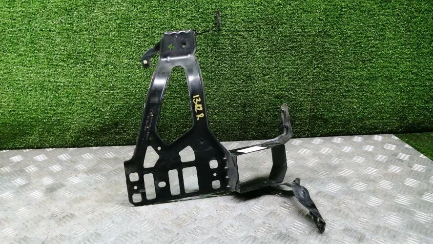 крепление фары Bmw N52B30,N46B20B E60 Bmw 5-Series N52B30,N46B20B E60 51647163484,51647033732