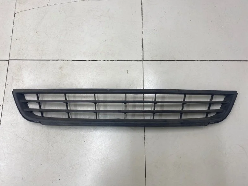 Решетка в бампер центральная Volkswagen Jetta 6 До